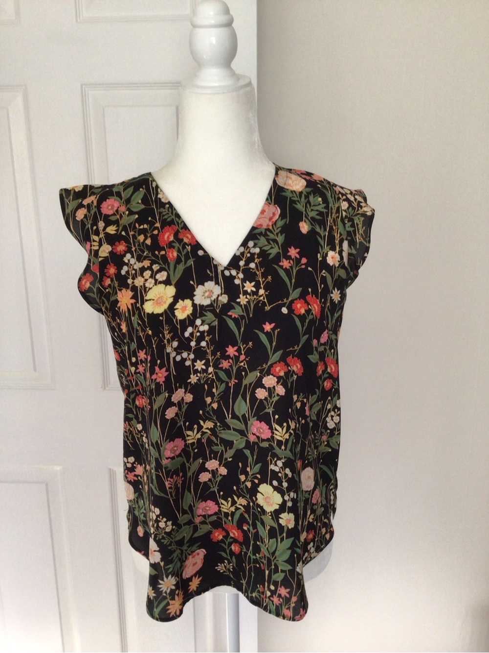 BUNDLE OF “6” TOPS- FLORALS,PAISLEY, CHECKED— SIZE XSM - Picture 3 of 14